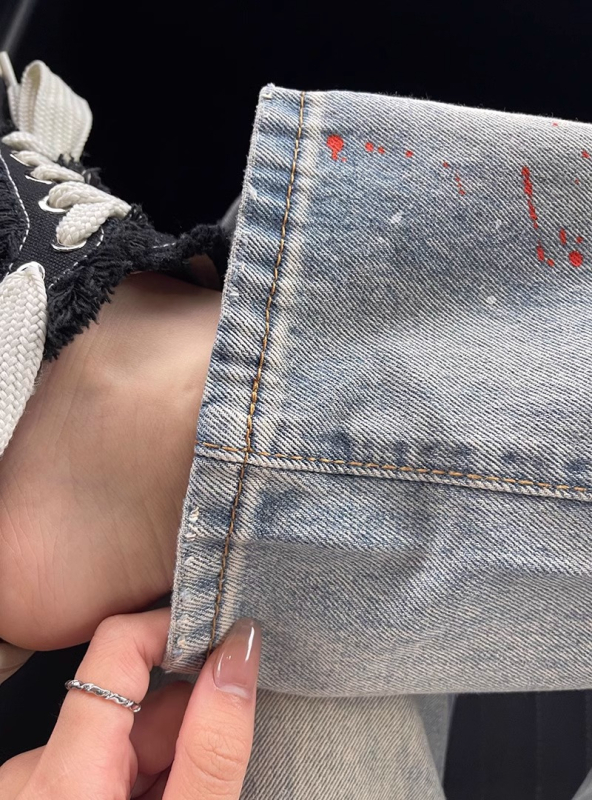 Džinse u američkom retro stilu sa poderanim detaljima, visokim pojasom i ravnim krojem, pamuk-poliester mješavina, lagana ljetna tkanina