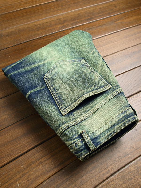 Muške traperice slim fit, ravnog kroja, srednji pojas, 90% pamuk, zip, pranje i izbjeljivanje, ukrasni džepovi
