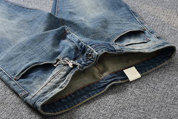 Traperice, ravni kroj, niski struk, zatvarač, ručno crtani detalj, stil K-style i osnovni stil