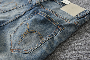 Traperice, ravni kroj, niski struk, zatvarač, ručno crtani detalj, stil K-style i osnovni stil