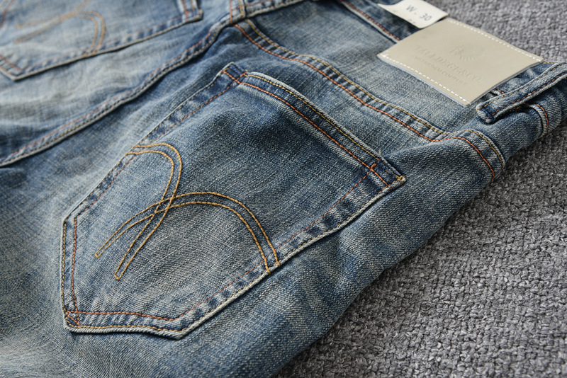 Traperice, ravni kroj, niski struk, zatvarač, ručno crtani detalj, stil K-style i osnovni stil