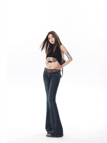 K609 Traperice: niski struk, mikro-bell kroj, elastični denim, slim-fit