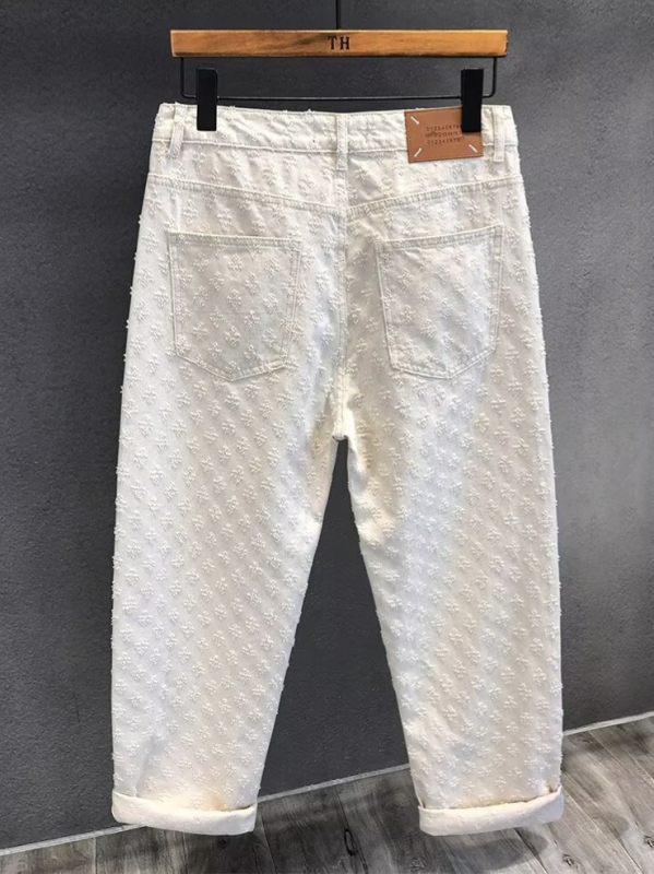 Traperice s jacquard uzorkom i all-over printom, izšivane, mikro-elastična pamuk (91–95%), srednja struka, zatvarač, blago široke nogavice