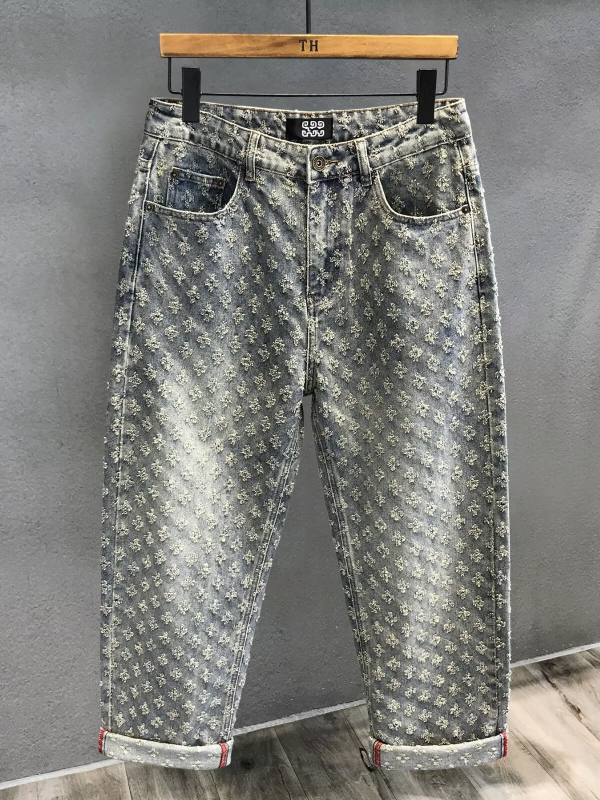 Traperice s jacquard uzorkom i all-over printom, izšivane, mikro-elastična pamuk (91–95%), srednja struka, zatvarač, blago široke nogavice