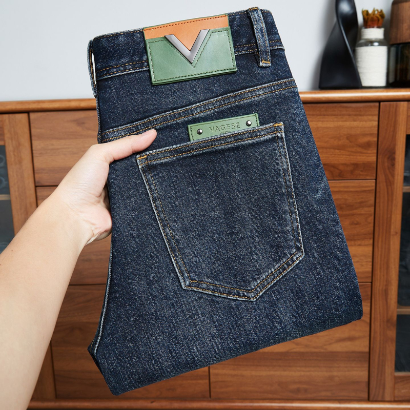 Muške traperice, Slim Straight kroj, srednji pojas, zatvaranje na zip, denim od 90% pamuka s elastanom