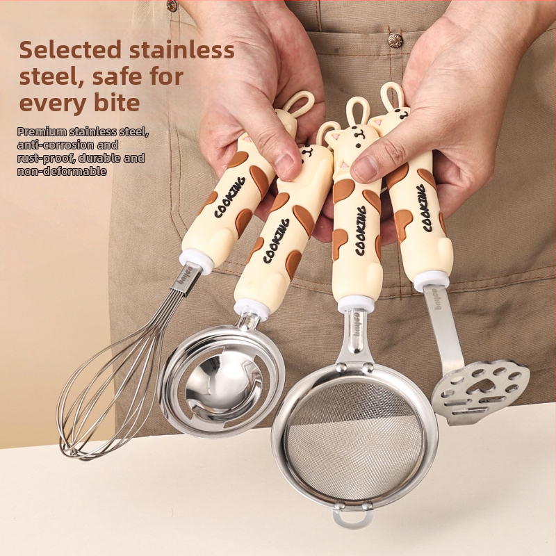 Nerezová kuchynská súprava s mačkou v kreslenej podobe: šľahač na vajcia, separátor bielkovín, sito na múku a pasírovač zemiakov