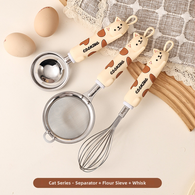 Nerezová kuchynská súprava s mačkou v kreslenej podobe: šľahač na vajcia, separátor bielkovín, sito na múku a pasírovač zemiakov