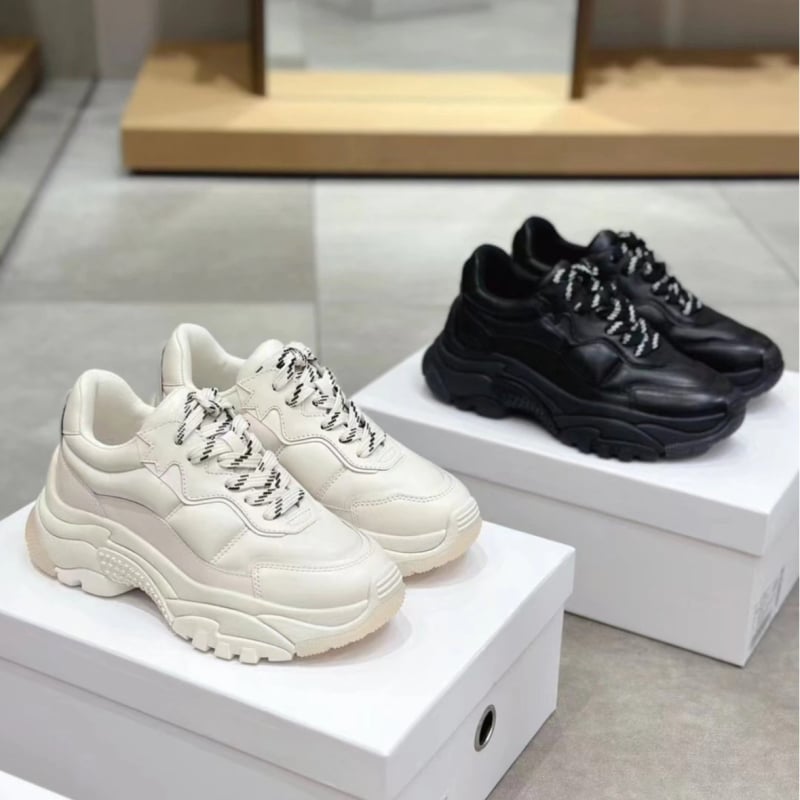 Ženske sportske casual tenisice – gornji dio od prave kože, okrugli vrh, 3–5 cm visok pet, gumena podstaVka