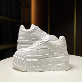 Adidași din piele naturală, cu șireturi, talpă groasă pentru creșterea înălțimii, vârf rotund, talpă din cauciuc, căptușeală din blană de miel