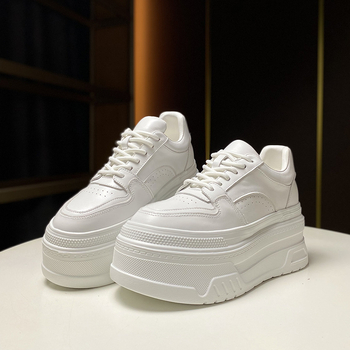 Adidași din piele naturală, cu șireturi, talpă groasă pentru creșterea înălțimii, vârf rotund, talpă din cauciuc, căptușeală din blană de miel