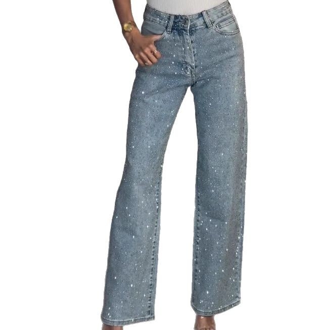Traperice: visokim strukom, ravne nogavice, denim; pamuk 50-70% / poliester 30-50%; dekor kristalima hot drill
