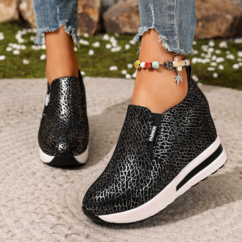 Ženske loafers, euro-američki stil s dizajnom povećanja visine — zaobljena prednja, gornji dio od umjetne kože, potplat od gume, srednji potpetica 3–5 cm, Slip-On
