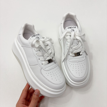 Ženske platforme tenisice, gornji dio od svinjske kože, đon od pjene kaučuka, debela podignuta platforma, vezanje