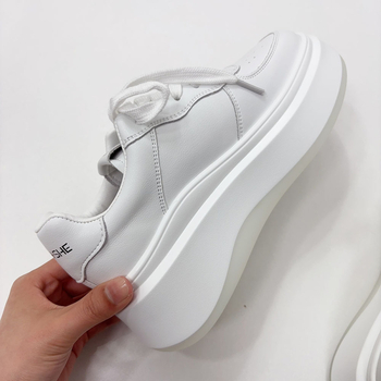 Ženske platforme tenisice, gornji dio od svinjske kože, đon od pjene kaučuka, debela podignuta platforma, vezanje