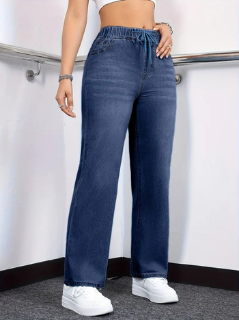 Ženske traperice ravnog kroja, srednji pojas sa vezicom i elastikom, denim tkanina 70–80% pamuk