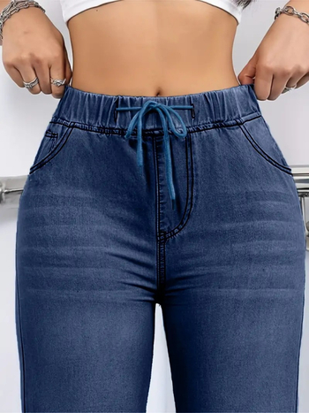 Ženske traperice ravnog kroja, srednji pojas sa vezicom i elastikom, denim tkanina 70–80% pamuk