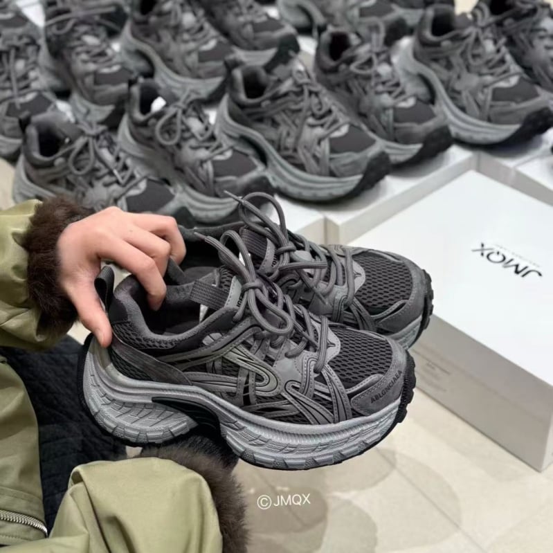 Ženske cipele tip dad shoes, gornji dio od prave kože, debeli potplat 3–5 cm, unutarnja obloga umjetni kratki pliš, prednje vezivanje šnurnama, zima 2025