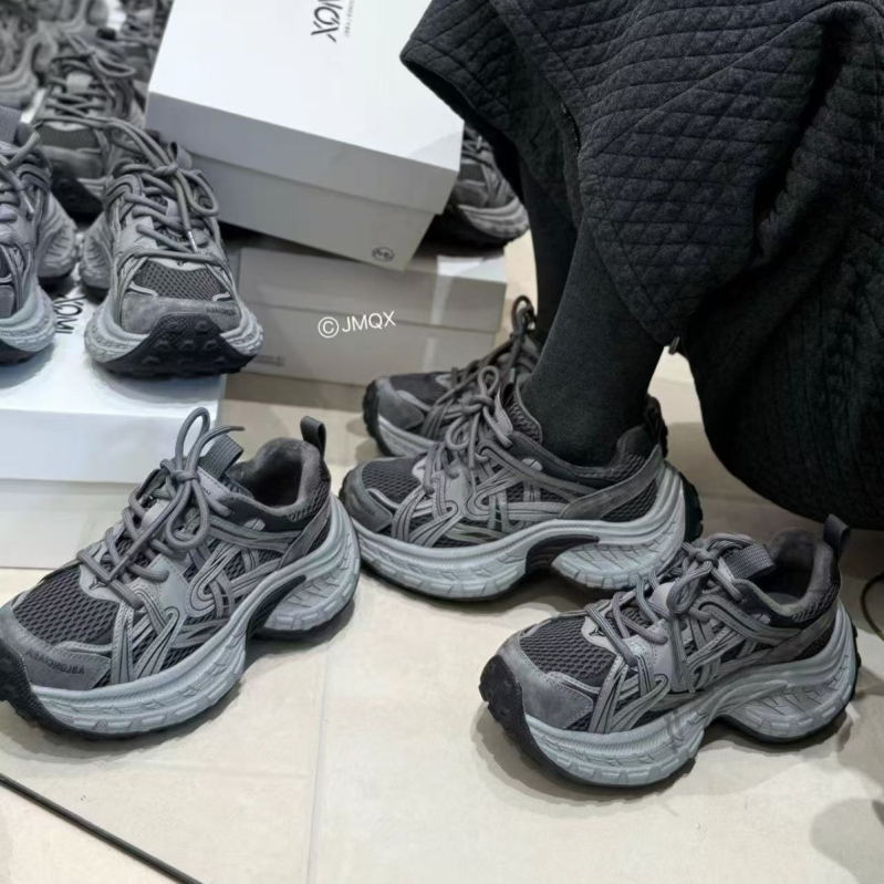 Ženske cipele tip dad shoes, gornji dio od prave kože, debeli potplat 3–5 cm, unutarnja obloga umjetni kratki pliš, prednje vezivanje šnurnama, zima 2025