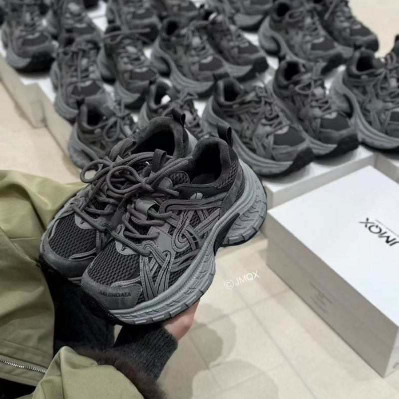 Ženske cipele tip dad shoes, gornji dio od prave kože, debeli potplat 3–5 cm, unutarnja obloga umjetni kratki pliš, prednje vezivanje šnurnama, zima 2025