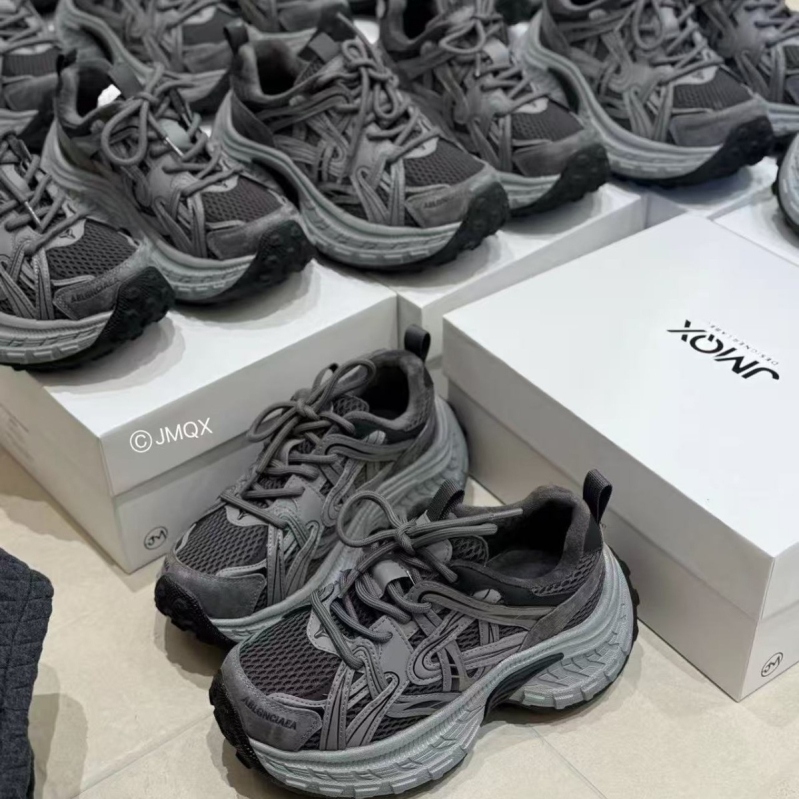 Ženske cipele tip dad shoes, gornji dio od prave kože, debeli potplat 3–5 cm, unutarnja obloga umjetni kratki pliš, prednje vezivanje šnurnama, zima 2025