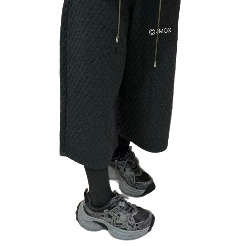 Ženske cipele tip dad shoes, gornji dio od prave kože, debeli potplat 3–5 cm, unutarnja obloga umjetni kratki pliš, prednje vezivanje šnurnama, zima 2025