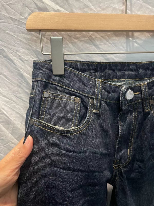 Traperice ravnog kroja, niski do srednjeg pojas, denim tkanina 95%+ pamuka, uobičajene debljine, bez elastana