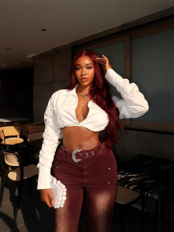 Traperice visokog struka, bootcut kroj, denim s 70–80% denim i Spandex, micro-blown acid-wash, retro eyelet design