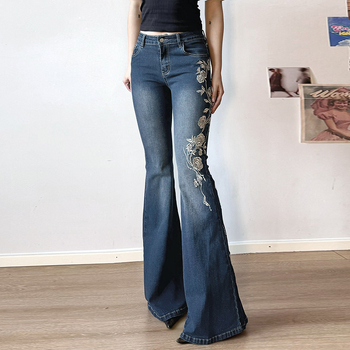 Traperice s izvezenim ružama i vintage gradientom, niski struk, blago proširene nogavice, mršaviji kroj