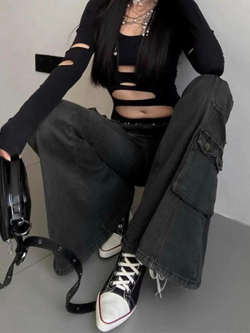 Y2K hlače s puno džepova, blago proširene nogavice, srednji pojas, pamuk denim, pijesčano pranje