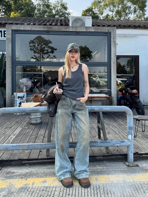 Traperice: ležerni kroj, ravne nogavice, visok struk, pamuk denim s mikroelastičnošću