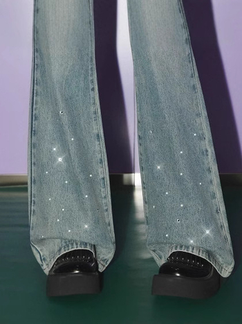 Traperice s visokim strukom, blago proširene nogavice, retro patchwork denim, 70–80% pamuka i do 30% poliestera, mikroelastični materijal