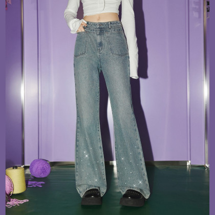 Traperice s visokim strukom, blago proširene nogavice, retro patchwork denim, 70–80% pamuka i do 30% poliestera, mikroelastični materijal