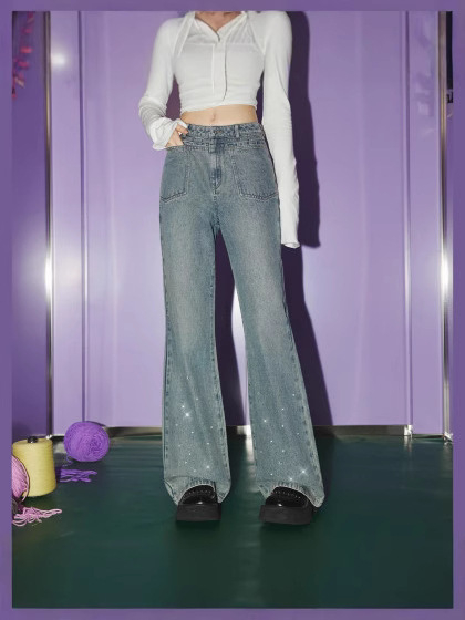 Traperice s visokim strukom, blago proširene nogavice, retro patchwork denim, 70–80% pamuka i do 30% poliestera, mikroelastični materijal