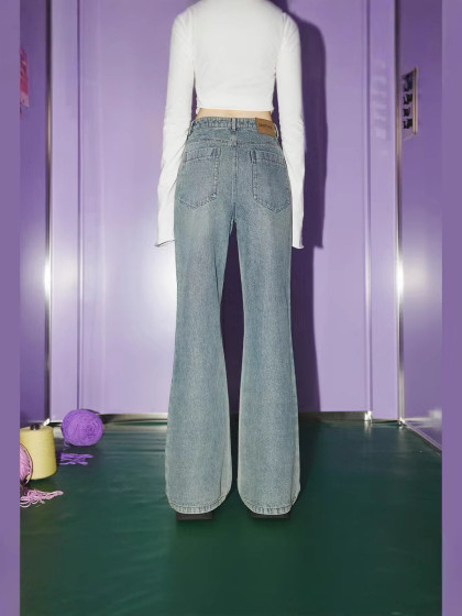 Traperice s visokim strukom, blago proširene nogavice, retro patchwork denim, 70–80% pamuka i do 30% poliestera, mikroelastični materijal