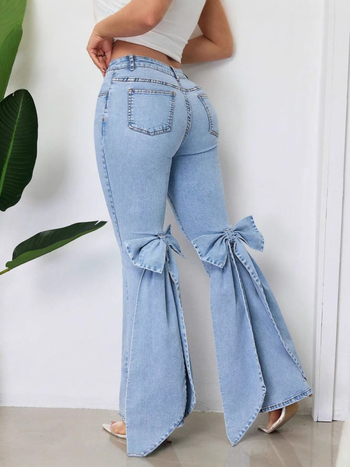 Traperice visokog struka, elastične, ukrasna mašna, blago šireće nogavice, kololáž/patchwork šivanje, 70–80% pamuk, elastan <30%