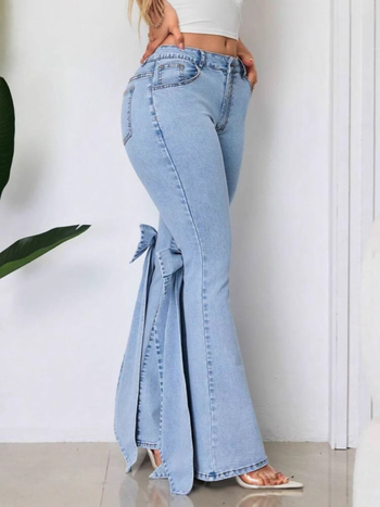 Traperice visokog struka, elastične, ukrasna mašna, blago šireće nogavice, kololáž/patchwork šivanje, 70–80% pamuk, elastan <30%