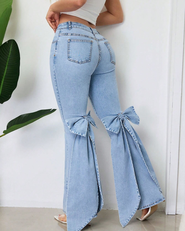 Traperice visokog struka, elastične, ukrasna mašna, blago šireće nogavice, kololáž/patchwork šivanje, 70–80% pamuk, elastan <30%