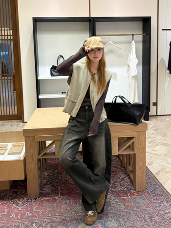 Traperice širokih nogavica, kroj šabljasti, visokim strukom, pranje pijeskom, 63% pamuk, 37% poliester, zimski model 2025