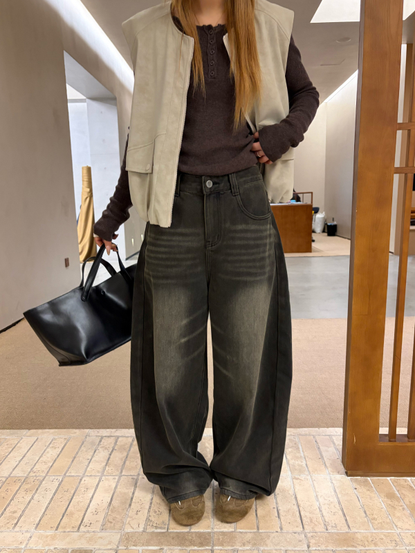 Traperice širokih nogavica, kroj šabljasti, visokim strukom, pranje pijeskom, 63% pamuk, 37% poliester, zimski model 2025