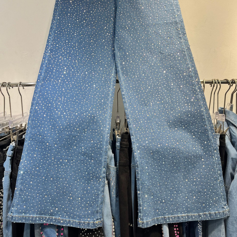 Plus veličina džinse s visokim strukom i ravnim krojem, denim od 80–90% pamuka, debela tkanina, street hipster stil, proljeće 2025