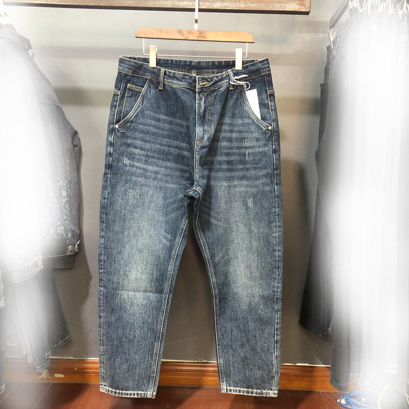 Muške traperice, slobodan kroj, ravne nogavice, denim 70% pamuk, enzimsko pranje s oštećenjem, izvezeni detalji, perle i štras