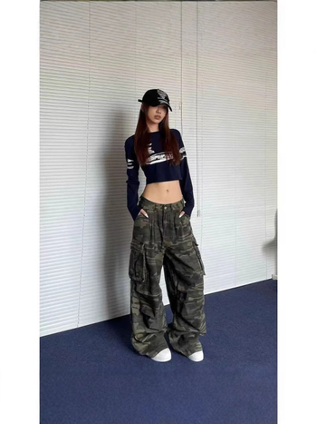 Jeansi de lucru din denim cu imprimeu camuflaj – croi larg, talie înaltă, primăvara 2025