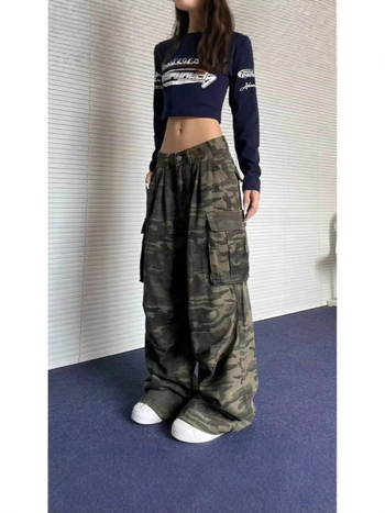 Jeansi de lucru din denim cu imprimeu camuflaj – croi larg, talie înaltă, primăvara 2025