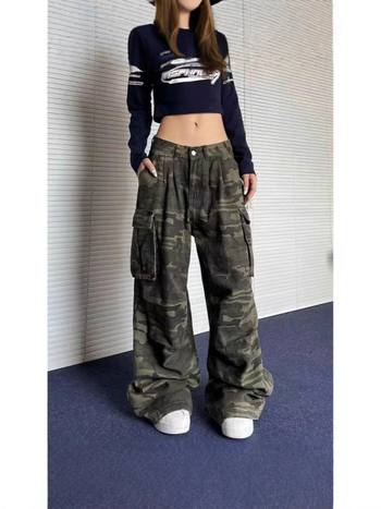 Jeansi de lucru din denim cu imprimeu camuflaj – croi larg, talie înaltă, primăvara 2025