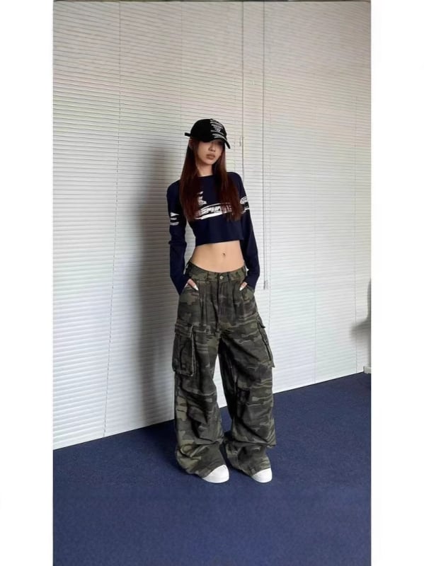 Jeansi de lucru din denim cu imprimeu camuflaj – croi larg, talie înaltă, primăvara 2025