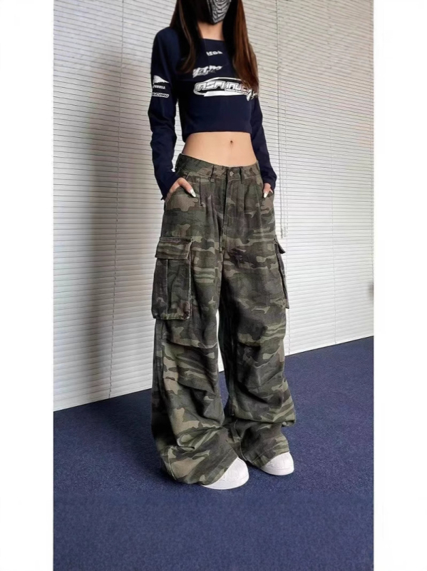 Jeansi de lucru din denim cu imprimeu camuflaj – croi larg, talie înaltă, primăvara 2025