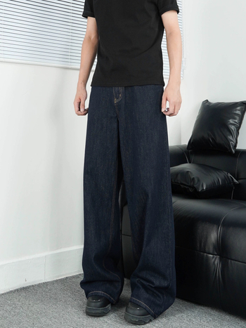 Jeans stil stradal, croială dreaptă, finisaj spălat, talie medie, fermoar, buzunare cu decorațiuni