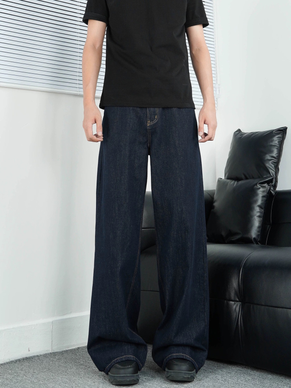 Jeans stil stradal, croială dreaptă, finisaj spălat, talie medie, fermoar, buzunare cu decorațiuni