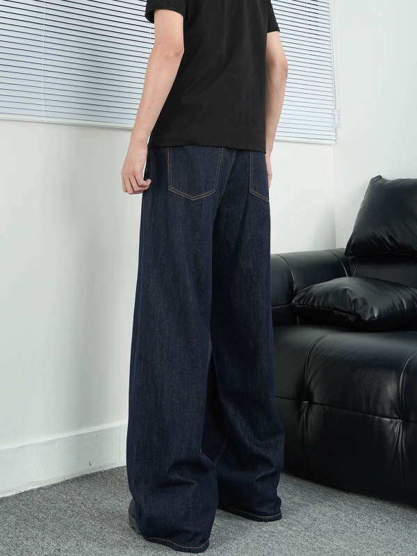 Jeans stil stradal, croială dreaptă, finisaj spălat, talie medie, fermoar, buzunare cu decorațiuni