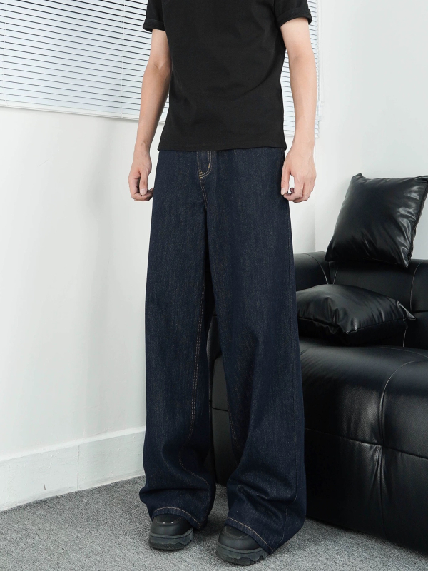 Jeans stil stradal, croială dreaptă, finisaj spălat, talie medie, fermoar, buzunare cu decorațiuni